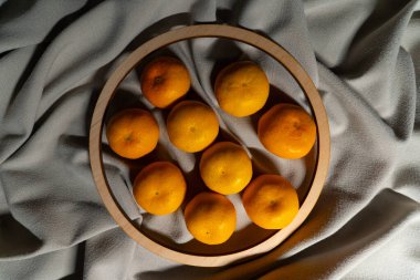 hafif arkaplanda taze portakal meyvesi mandalinası
