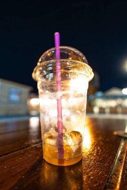 Geceleri masada plastik bardakta buzlu kahve.