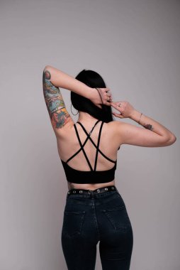 Kadın duruşu, arkadan bir kız figürü.