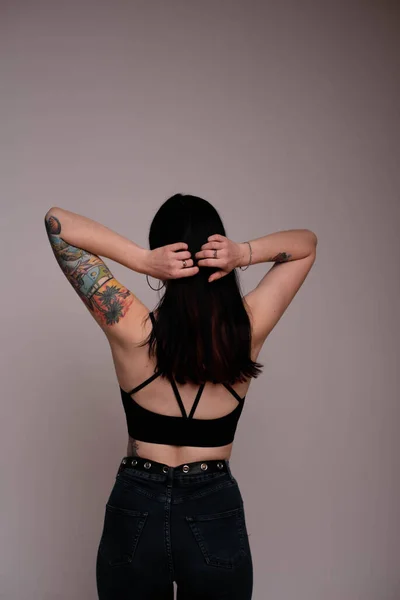 Zayıf kız saçına, dikiz aynasına dokunuyor.