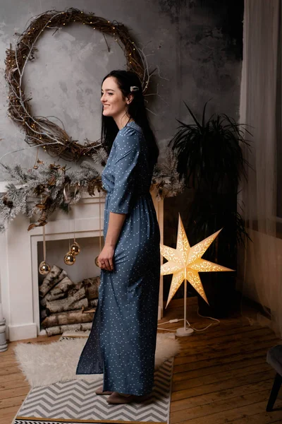 Tatil için elbise giymiş güzel bir kız, nedime.