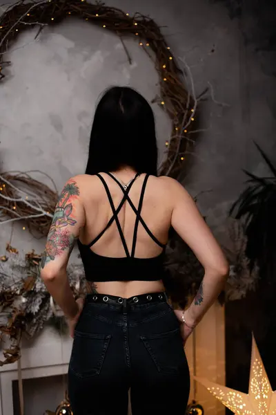 Arkadan güzel duruşu olan ince bir kız.