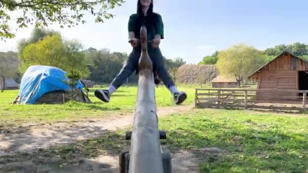 Щаслива Дівчина Їде Гойдалці Парку — стокове відео