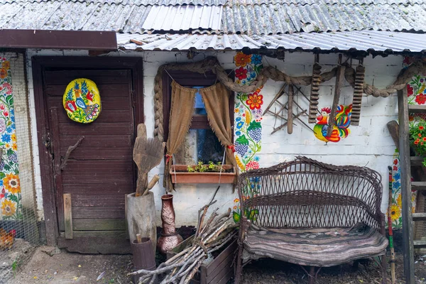 Ukrayna 'nın eski köyünde renkli geleneksel boyalı ev