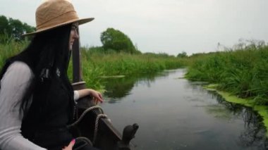 Genç bir kadın su baskını ovasında yelken açıyor.