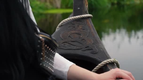 湖上の木製のボートの弓のクローズアップ — ストック動画