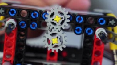 Plastik oyuncak parçaları üzerinde dönen vitesler