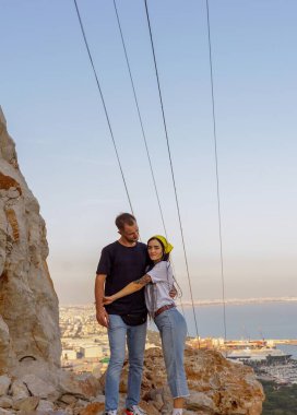 Genç çift dağın zirvesinde