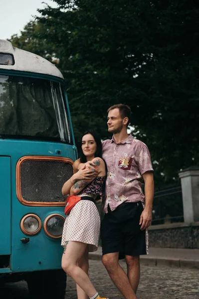 Eski model arabalı genç bir çift.