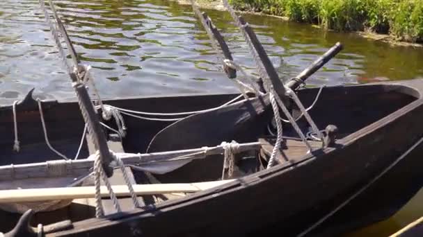 水面上挂着桨的旧木船 — 图库视频影像