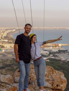 Dağın tepesinde mutlu bir çift