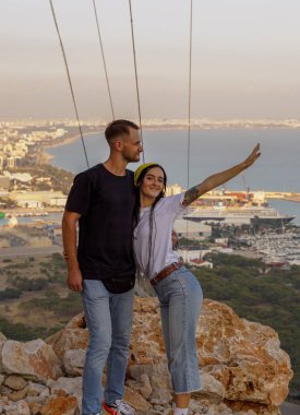 Genç mutlu bir çift dağda aşık.