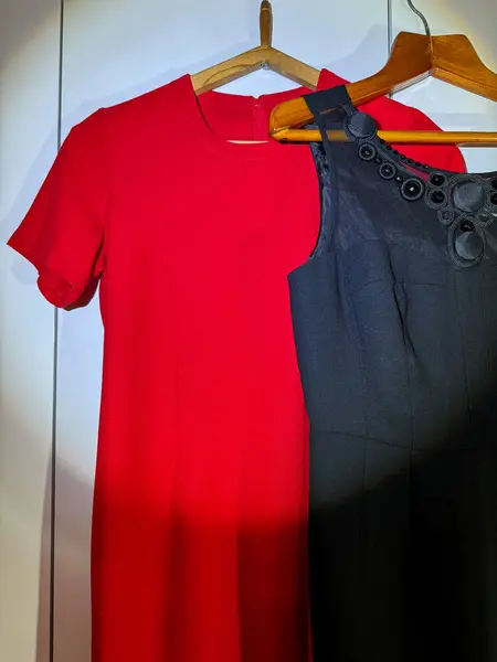 Kırmızı ve siyah elbise arasında seçim yapmak.