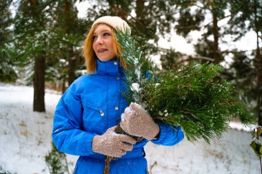 Ormanda köknar ağacı olan kız.