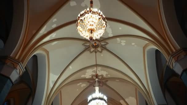 Πολυέλαιος Και Διακοσμημένη Οροφή Στην Κύρια Αίθουσα Του Καθεδρικού Ναού — Αρχείο Βίντεο