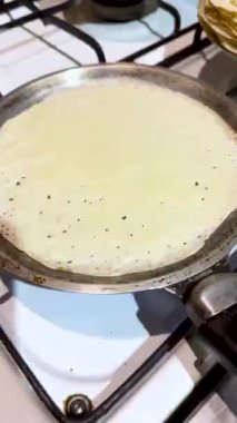 Mutfaktaki fırında krep.