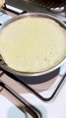 Tavada krep kızartıyorum.