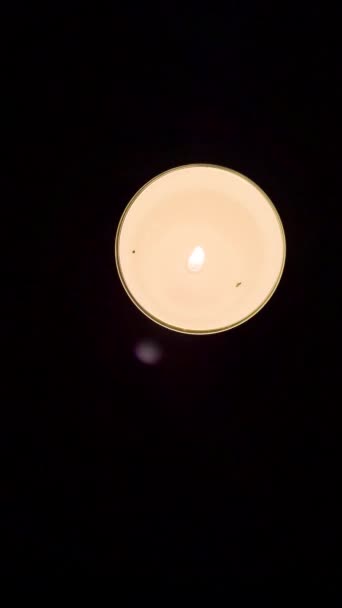 Nahaufnahme Einer Brennenden Kerze Auf Schwarzem Hintergrund — Stockvideo