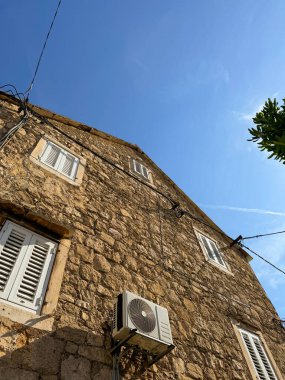 Şehirdeki eski taş ev.