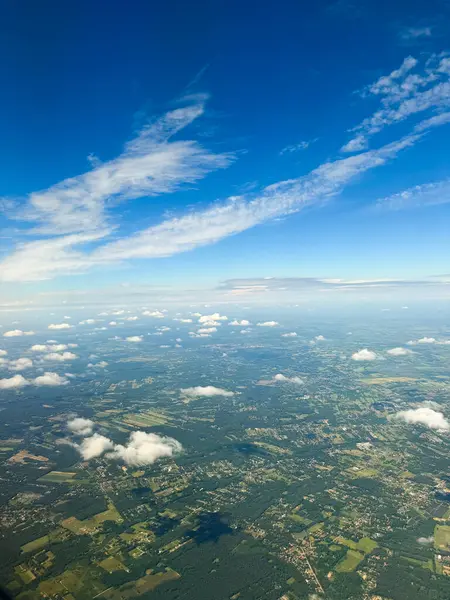 yeşil alanlar üzerindeki bulutların hava görüntüsü