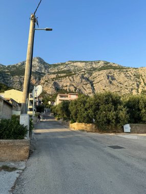 Dağlarda yol manzarası