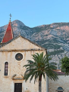 Bir tatil köyündeki bir dağın altındaki kilise.