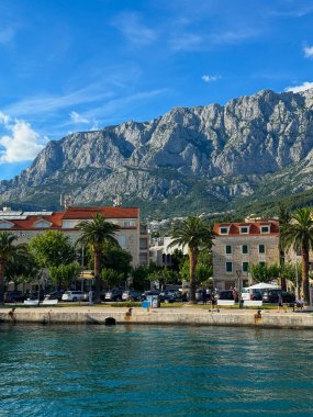 Dağların altındaki sahil beldesi