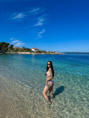 Sahilde bikinili güzel kadın