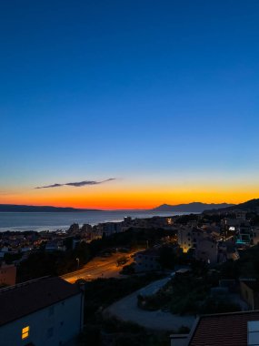 Tatil köyünün kıyısında gün batımı