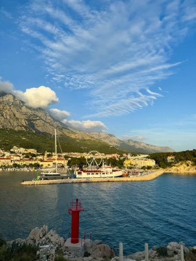 Liman manzarası ve dağların altındaki tatil köyü.