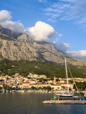 Dağların altındaki sahil kasabası manzarası