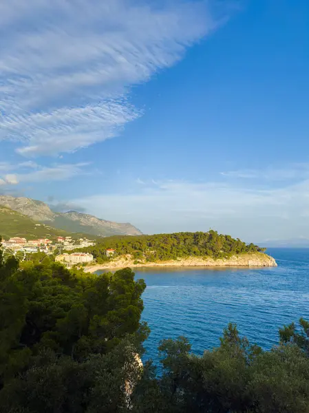 Hırvatistan ve Adriyatik Denizi 'ndeki güzel plajın panoramik hava manzarası.