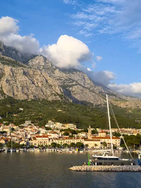 Dağların altındaki sahil kasabası manzarası