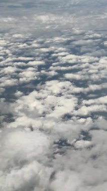 Mavi gökyüzü arkaplanı ve uçaktan gelen bulutlar