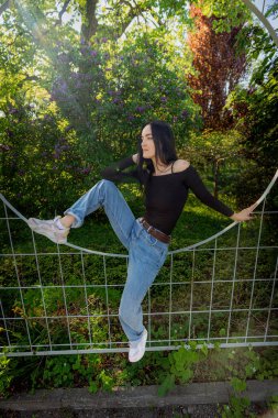 Parkta poz veren genç bir kadın.