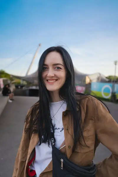 Parkta sırt çantası ile genç kadın