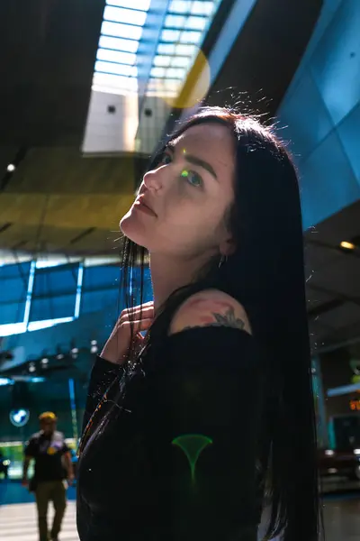 Modern bir şehirde genç bir kadın.