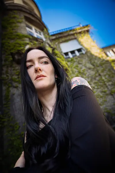 Düşünceli ve üzgün genç bir kadının portresi