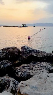 Gün batımında denizde bir balıkçı teknesi