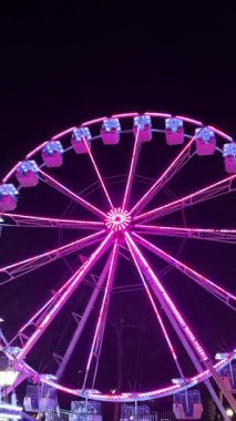 Gece parkında dönme dolap aydınlatıldı.