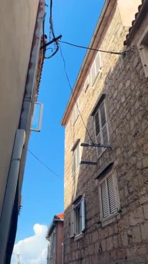 Eski şehrin dar bir sokağındaki binalar