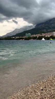 Denizin üzerinde fırtına bulutları, dalgalar