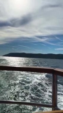 Geminin güvertesinden deniz manzarası