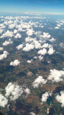 Alan üzerindeki bulutların havadan görünüşü