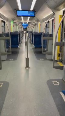 İçeriden boş tren vagonu