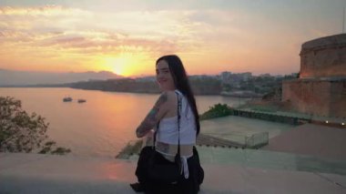 Gün batımında dinlenen genç kadın.