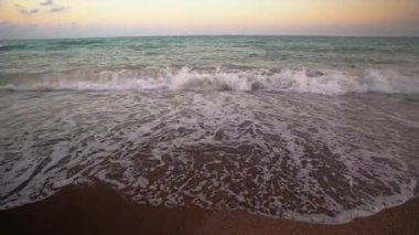 Deniz kıyısının kumlu sahillerinde fırtınalı dalgalar