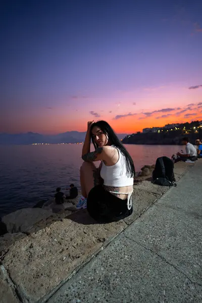 Sahilde gün batımında bir kadın