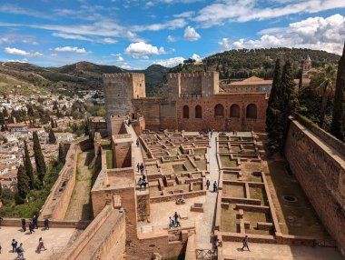 Granada, İspanya - 05-03-22: Alhambra tapınağı manzarası