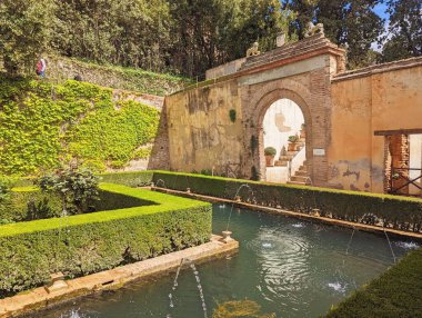 Granada, İspanya - 05-03-22: Alhambra tapınağındaki su ve çeşme